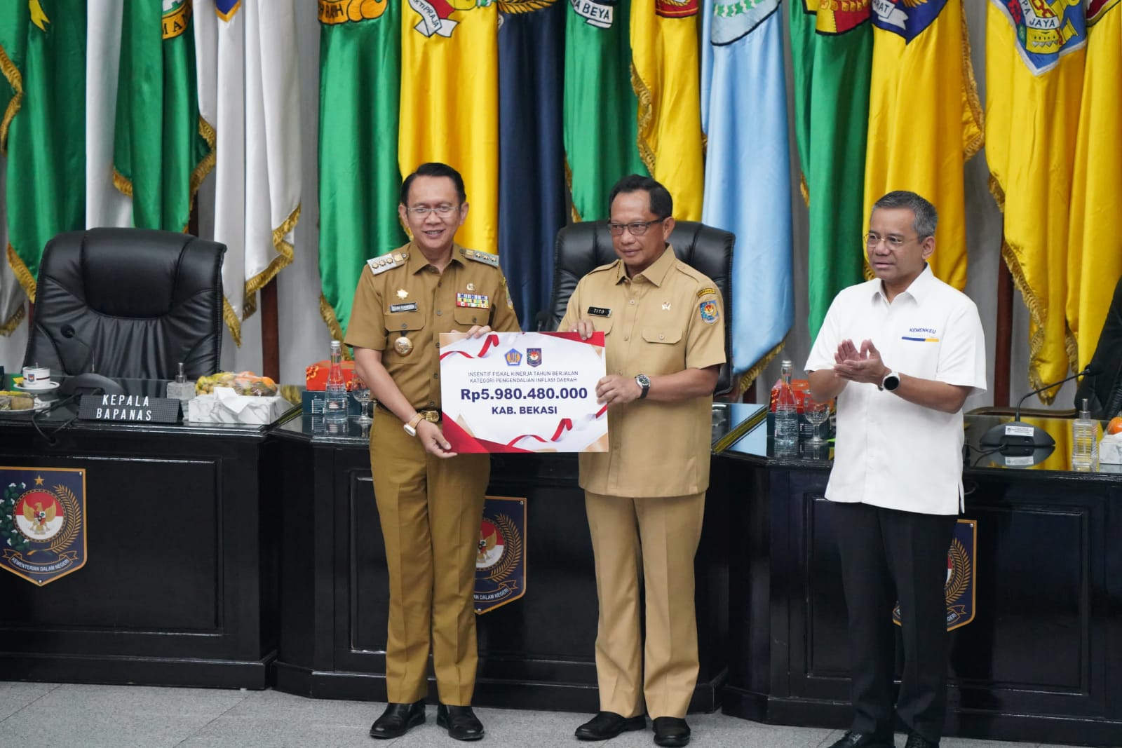 Penjabat Bupati Bekasi Dani Ramdan Terima Penghargaan Insentif Fiskal ...